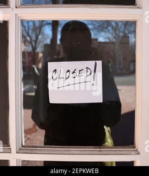 Ein handgeschriebenes geschlossenes Schild an der Eingangstür eines kürzlich geschlossenen Ladens in Santa Fe, New Mexico. Stockfoto