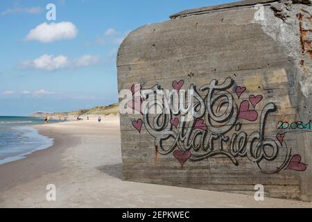 "Gerade verheiratet" Graffito auf Zweiten Weltkrieg Bunker am Strand in Løkken; Dänemark Stockfoto