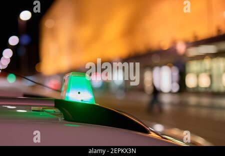 Detail des grünen Lichts einer Kabine in einem Stadt, die angibt, dass es frei ist Stockfoto