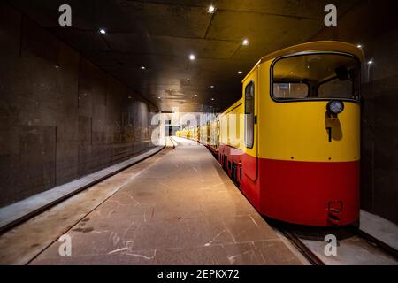 Unterirdischer Touristenzug im Bahnhof, Höhle Postojna, Slowenien Stockfoto