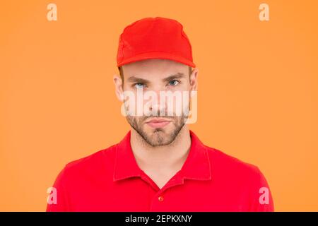 Kassierer Beruf. Einstellung Geschäft Arbeiter. Hübscher Kerl Kassierer uniform. Restaurant Cafe Mitarbeiter wollte. Mann Lieferservice tragen rote Kappe. Shop Assistant. Essen bestellen Lieferung Mann. Supermarkt Kassiererin. Stockfoto