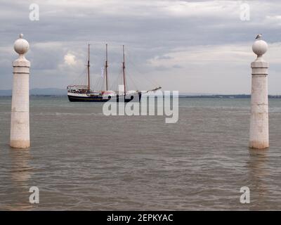 Cais Das Colunas in Lissabon Tejo Flussfront Stockfoto