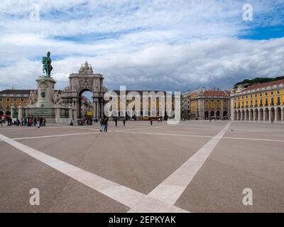 Lissabon Praça do Comércio Gebäude und zentralen Statue mit Rua Augusta Bogen im Hintergrund Stockfoto