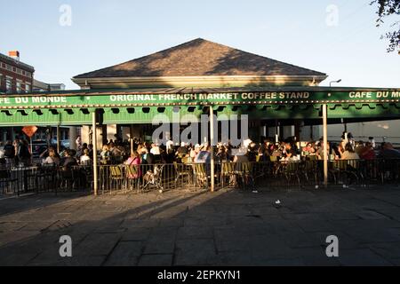 Das Café du Monde, eine beliebte Einrichtung in New Orleans, trägt zur lebhaften und ikonischen Atmosphäre des French Quarter bei. Stockfoto