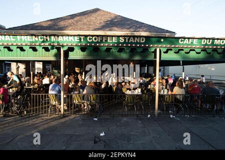 Das Café du Monde, eine beliebte Einrichtung in New Orleans, trägt zur lebhaften und ikonischen Atmosphäre des French Quarter bei. Stockfoto