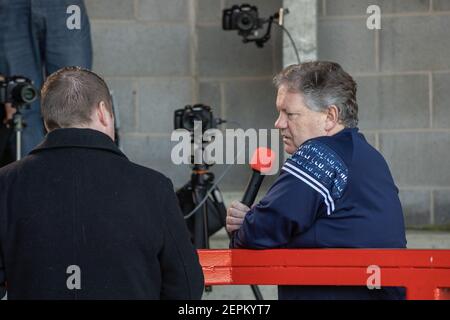 Crawley, Großbritannien. Februar 2021, 27th. John Yems, Head Coach des Crawley Town FC, wird vor dem Spiel in Crawley, Großbritannien, am 2/27/2021 vom Medienteam interviewt. (Foto von Jane Stokes/News Images/Sipa USA) Quelle: SIPA USA/Alamy Live News Stockfoto