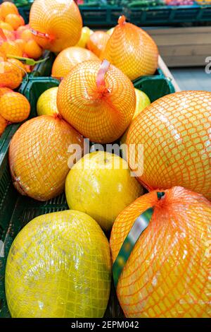 Gelbe Pomelofrüchte in der Verpackung auf dem Markttisch Stockfoto