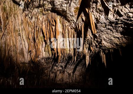 Postojna Höhlenstalaktiten und -Höhlenvorhänge, Slowenien, Sommer 2020 Stockfoto