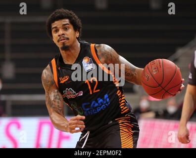 Bonn, Deutschland. Februar 2021, 27th. Telekom Dome, Basketball Bundesliga, Telekom Baskets Bonn vs Rasta Vechta, Edgar Sosa (Vechta) steuert den Ball. Quelle: Jürgen Schwarz/Alamy Live News Stockfoto