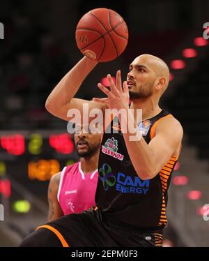 Bonn, Deutschland. Februar 2021, 27th. Telekom Dome, Basketball Bundesliga, Telekom Baskets Bonn vs Rasta Vechta, Stefan peno (Vechta) steuert den Ball. Quelle: Jürgen Schwarz/Alamy Live News Stockfoto