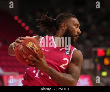 Bonn, Deutschland. Februar 2021, 27th. Telekom Dome, Basketball Bundesliga, Telekom Baskets Bonn vs Rasta Vechta, Xavier Pollard (Bonn) steuert den Ball. Quelle: Jürgen Schwarz/Alamy Live News Stockfoto