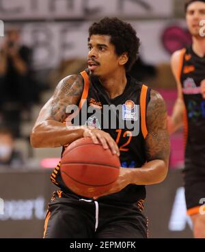 Bonn, Deutschland. Februar 2021, 27th. Telekom Dome, Basketball Bundesliga, Telekom Baskets Bonn vs Rasta Vechta, Edgar Sosa (Vechta) steuert den Ball. Quelle: Jürgen Schwarz/Alamy Live News Stockfoto