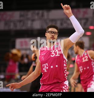 Bonn, Deutschland. Februar 2021, 27th. Telekom Dome, Basketball Bundesliga, Telekom Baskets Bonn vs Rasta Vechta, Isaiah Philmore (Bonn) schaut auf. Quelle: Jürgen Schwarz/Alamy Live News Stockfoto