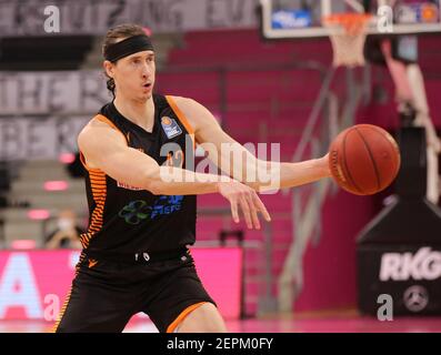 Bonn, Deutschland. Februar 2021, 27th. Telekom Dome, Basketball Bundesliga, Telekom Baskets Bonn vs Rasta Vechta, Dennis Clifford (Vechta) steuert den Ball. Quelle: Jürgen Schwarz/Alamy Live News Stockfoto