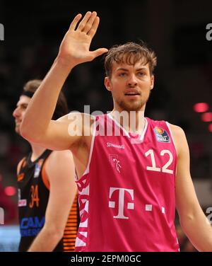 Bonn, Deutschland. Februar 2021, 27th. Telekom Dome, Basketball Bundesliga, Telekom Baskets Bonn vs Rasta Vechta, Kilian Binapfl (Bonn) schaut auf. Quelle: Jürgen Schwarz/Alamy Live News Stockfoto