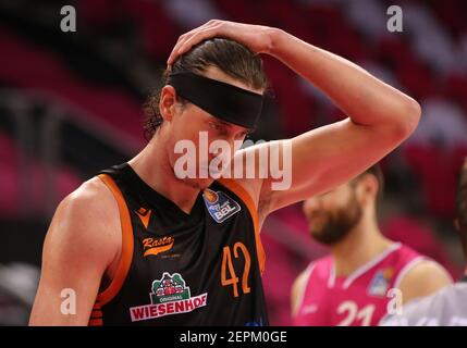 Bonn, Deutschland. Februar 2021, 27th. Telekom Dome, Basketball Bundesliga, Telekom Baskets Bonn vs Rasta Vechta, Dennis Clifford (Vechta) schaut auf. Quelle: Jürgen Schwarz/Alamy Live News Stockfoto