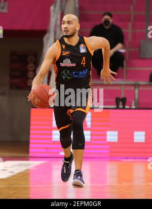 Bonn, Deutschland. Februar 2021, 27th. Telekom Dome, Basketball Bundesliga, Telekom Baskets Bonn vs Rasta Vechta, Stefan peno (Vechta) steuert den Ball. Quelle: Jürgen Schwarz/Alamy Live News Stockfoto