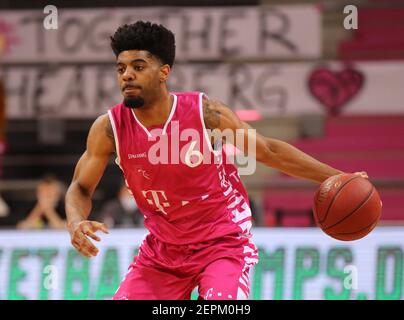 Bonn, Deutschland. Februar 2021, 27th. Telekom Dome, Basketball Bundesliga, Telekom Baskets Bonn vs Rasta Vechta, Jalen Hudson (Bonn) steuert den Ball. Quelle: Jürgen Schwarz/Alamy Live News Stockfoto