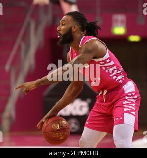 Bonn, Deutschland. Februar 2021, 27th. Telekom Dome, Basketball Bundesliga, Telekom Baskets Bonn vs Rasta Vechta, Xavier Pollard (Bonn) steuert den Ball. Quelle: Jürgen Schwarz/Alamy Live News Stockfoto