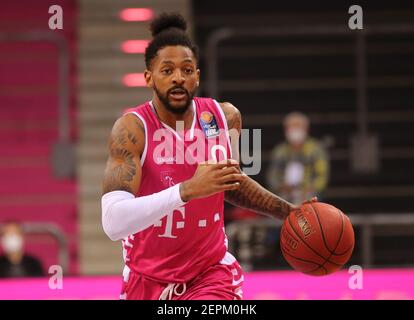 Bonn, Deutschland. Februar 2021, 27th. Telekom Dome, Basketball Bundesliga, Telekom Baskets Bonn vs Rasta Vechta, Alex Hamilton (Bonn) steuert den Ball. Quelle: Jürgen Schwarz/Alamy Live News Stockfoto