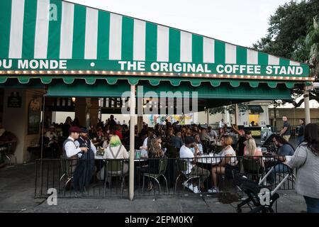 Das Café du Monde, eine beliebte Einrichtung in New Orleans, trägt zur lebhaften und ikonischen Atmosphäre des French Quarter bei. Stockfoto