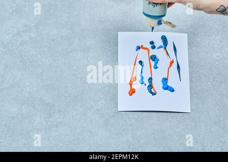 Zeichnung abstraktes Ölgemälde auf grauem Hintergrund Stockfoto