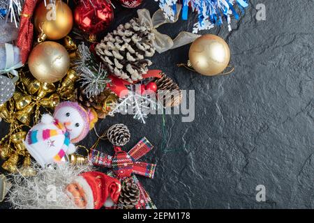 Bündel von Weihnachtsschmuck auf dunklem Hintergrund Stockfoto