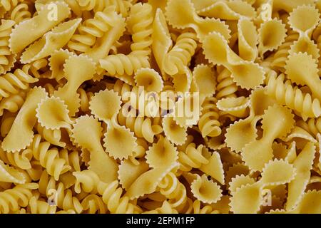 Ein Bündel gemischter Pasta verstreut auf dem Tisch Stockfoto