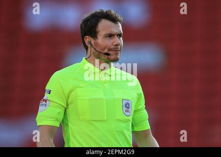 Barnsley, Großbritannien. Februar 2021, 27th. Schiedsrichter Leigh Doughty während des Spiels in Barnsley, Großbritannien am 2/27/2021. (Foto von Mark Cosgrove/News Images/Sipa USA) Quelle: SIPA USA/Alamy Live News Stockfoto