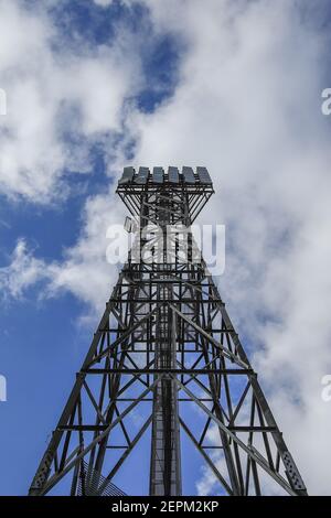 Barnsley, Großbritannien. Februar 2021, 27th. Oakwell's Flutlicht ragt am 2/27/2021 über dem Stadion in Barnsley, Großbritannien. (Foto von Mark Cosgrove/News Images/Sipa USA) Quelle: SIPA USA/Alamy Live News Stockfoto