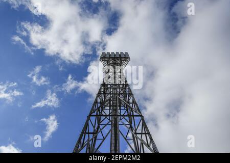 Barnsley, Großbritannien. Februar 2021, 27th. Oakwell's Flutlicht ragt am 2/27/2021 über dem Stadion in Barnsley, Großbritannien. (Foto von Mark Cosgrove/News Images/Sipa USA) Quelle: SIPA USA/Alamy Live News Stockfoto