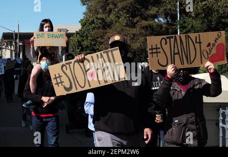 San Mateo, USA. Februar 2021, 27th. Am 27. Februar 2021 nehmen Menschen an einer Kundgebung gegen antiasiatische Hassverbrechen in San Mateo, Kalifornien, USA, Teil. Hochrangige Beamte des US-Justizministeriums sagten am Freitag, dass die jüngste Zunahme von Gewalt und Hassvorfällen gegen asiatische Amerikaner im Land inakzeptabel sei und gelübten, diese Fälle und andere Hassverbrechen zu untersuchen. Quelle: Wu Xiaoling/Xinhua/Alamy Live News Stockfoto