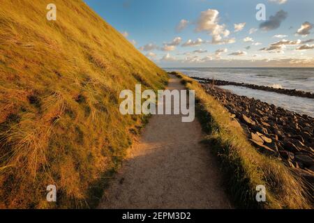 Sonnenuntergang an der Küste in Lønstrup, Dänemark; Lonstrup, Dänemark Stockfoto