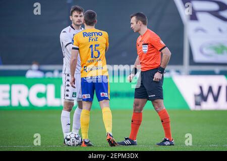 BRÜGGE, BELGIEN - FEBRUAR 27: Torwart Thomas Didillon von Cercle Brugge, Dries Wuytens (c) von Waasland Beveren, Schiedsrichter Nicolas Laforge während der Stockfoto