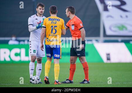 BRÜGGE, BELGIEN - FEBRUAR 27: Torwart Thomas Didillon von Cercle Brugge, Dries Wuytens (c) von Waasland Beveren, Schiedsrichter Nicolas Laforge während der Stockfoto