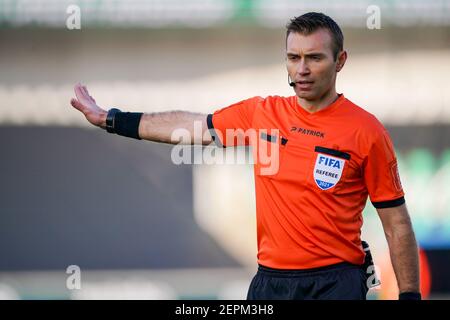 BRÜGGE, BELGIEN - FEBRUAR 27: Schiedsrichter Nicolas Laforge während des Pro League-Spiels zwischen Cercle Brugge und Waasland Beveren im Jan Breydelstadion Stockfoto