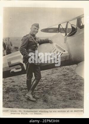 1. Weltkrieg WW1 Leutnant Edward Rickenbacker steht bei seiner Maschine auf einem amerikanischen Luftfahrtfeld in Frankreich. Legendäres Kampfass des 1. Weltkrieges, das für ein offizielles Militärfoto posiert. Dies ist ein original US Signal Corps Foto während des Krieges gemacht. Stockfoto