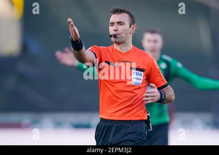 BRÜGGE, BELGIEN - FEBRUAR 27: Schiedsrichter Nicolas Laforge während des Pro League-Spiels zwischen Cercle Brugge und Waasland Beveren im Jan Breydelstadion Stockfoto
