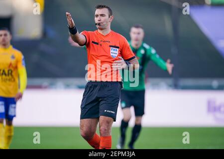 BRÜGGE, BELGIEN - FEBRUAR 27: Schiedsrichter Nicolas Laforge während des Pro League-Spiels zwischen Cercle Brugge und Waasland Beveren im Jan Breydelstadion Stockfoto