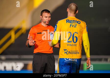 BRÜGGE, BELGIEN - FEBRUAR 27: Schiedsrichter Nicolas Laforge, Aleksandar Vukotic von Waasland Beveren während des Pro League-Spiels zwischen Cercle Brugge und W Stockfoto