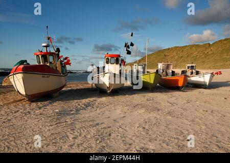 Fischerboote am Strand in Lønstrup, Dänemark Stockfoto