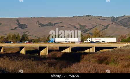 LKWs und Autos auf 880 überfahren Alameda Creek, Kalifornien Stockfoto