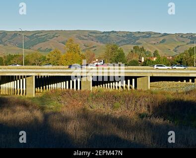LKW und Autos auf 880 Überführung über Alameda Creek, Kalifornien Stockfoto