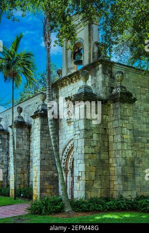 Der Eingang und Glockenturm des 12th. Jahrhunderts alten spanischen Monastery of St. Bernard de Clairvaux nach North Miami, Florida verlegt. Stockfoto