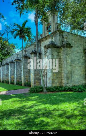 Der Eingang und Glockenturm des 12th. Jahrhunderts alten spanischen Monastery of St. Bernard de Clairvaux nach North Miami, Florida verlegt. Stockfoto