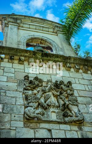 Das geschnitzte Steinwappen über dem Eingang zum alten spanischen Kloster St. Bernard de Clairvaux aus dem 12th. Jahrhundert zog nach North Miami, F Stockfoto