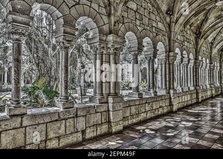 Die Klöster des 12th. Jahrhunderts alten spanischen Monastery of St. Bernard de Clairvaux nach North Miami, Florida verlegt. Stockfoto