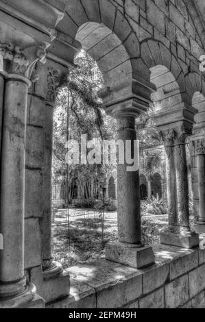 Die Klöster des 12th. Jahrhunderts alten spanischen Monastery of St. Bernard de Clairvaux nach North Miami, Florida verlegt. Stockfoto