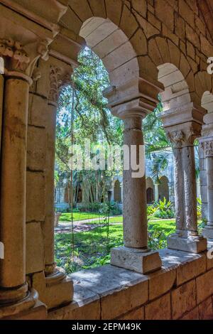 Die Klöster des 12th. Jahrhunderts alten spanischen Monastery of St. Bernard de Clairvaux nach North Miami, Florida verlegt. Stockfoto