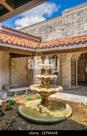Brunnen im Innenhof vor den Kreuzgängen des 12th. Jahrhunderts Antike spanische Kloster St. Bernard de Clairvaux nach North Miami, FL verlegt Stockfoto